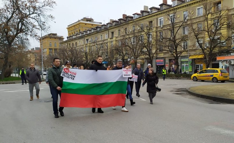 Протест „Дишай, Димитровград!“ събра десетки пред местния ТЕЦ (Видео)